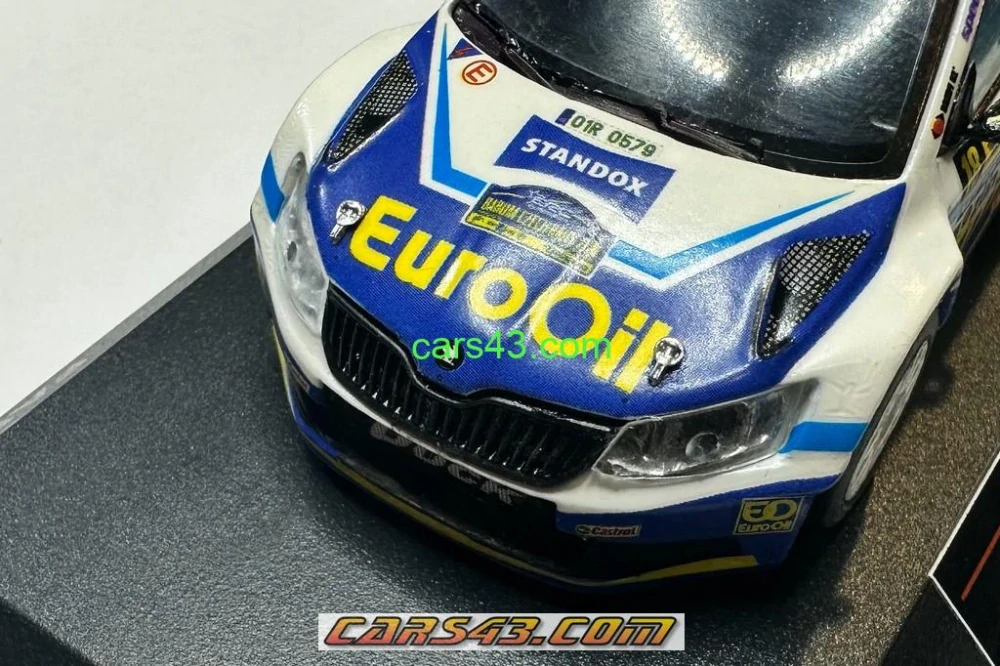 Antény a zámky kapot na rally vozy 1:43